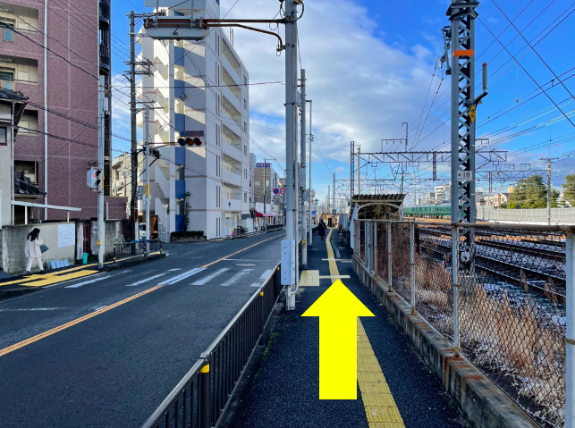 線路沿いの方へ進みます。